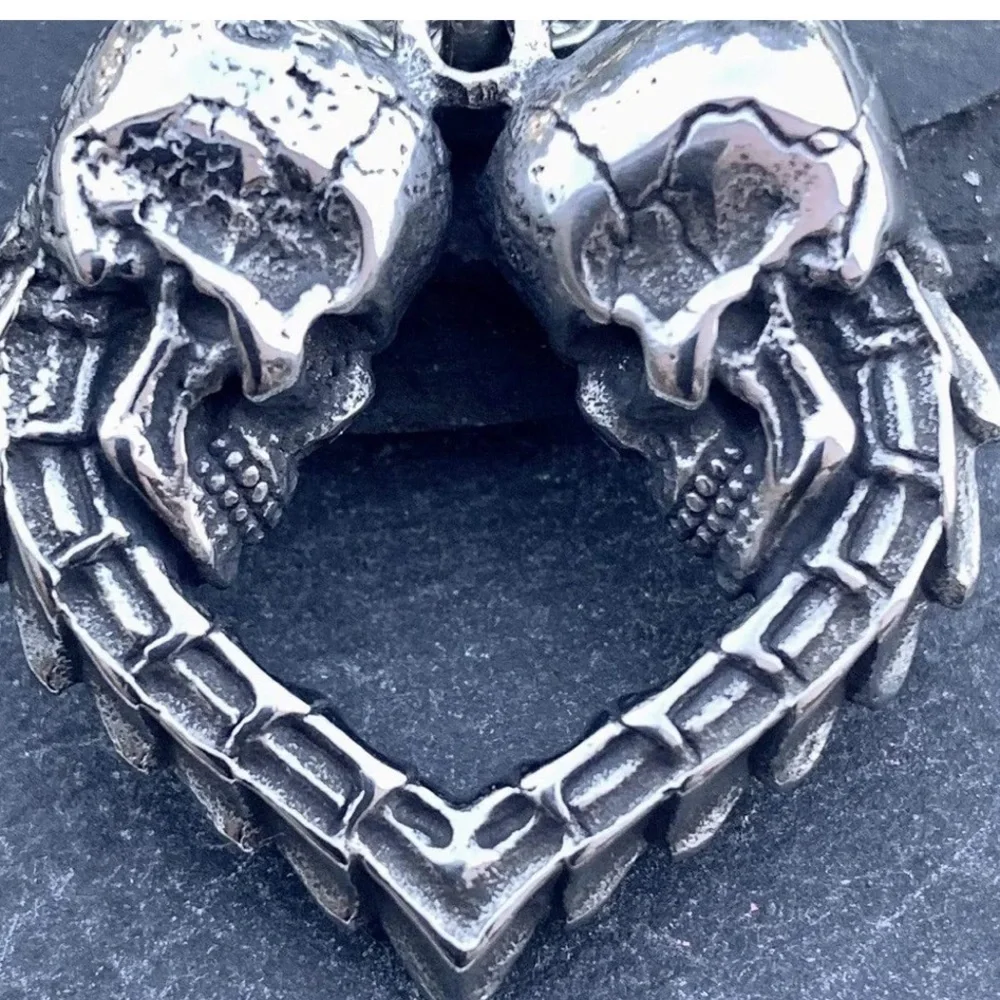 SKULL LOVE PENDANT IN STAINLESS STEEL